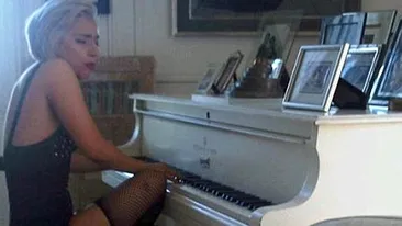 Lady Gaga a cantat la pianul lui John Lennon!