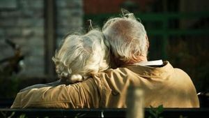 Un bătrân de 91 de ani s-a sinucis, după ce și-a înmormântat soția. Bărbatul nu a mai vrut să trăiască fără ea