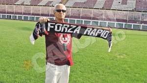 In 1923 s-a nascut un mit... Nea Chivu! Merge in toate deplasarile Rapidului la 88 de ani!
