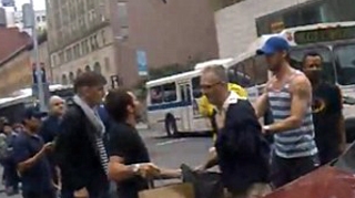 VIDEO Ryan Gosling s-a bagat intre doi batausi din New York
