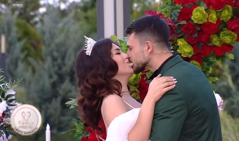 Finaliștii la Mireasa au divorțat?! Detaliul observat de fani care i-au dat de gol