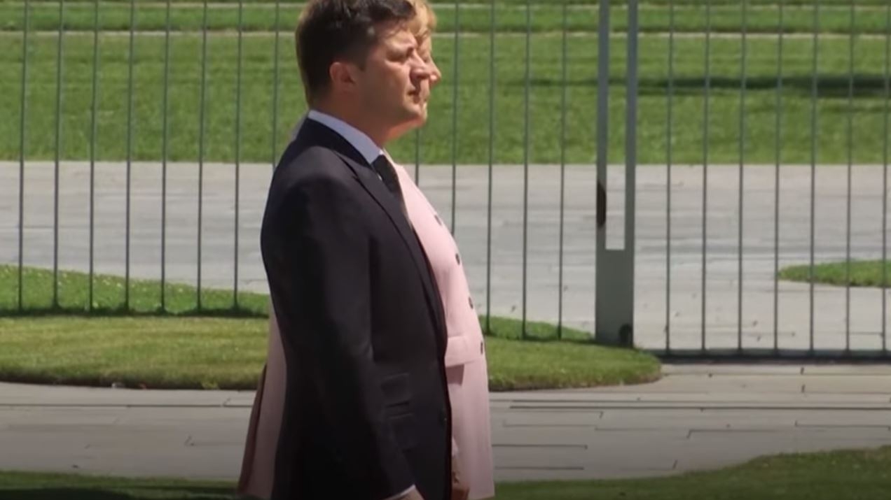 Imagini șocante! Pe Angela Merkel a apucat-o tremuratul, lângă președintele Ucrainei