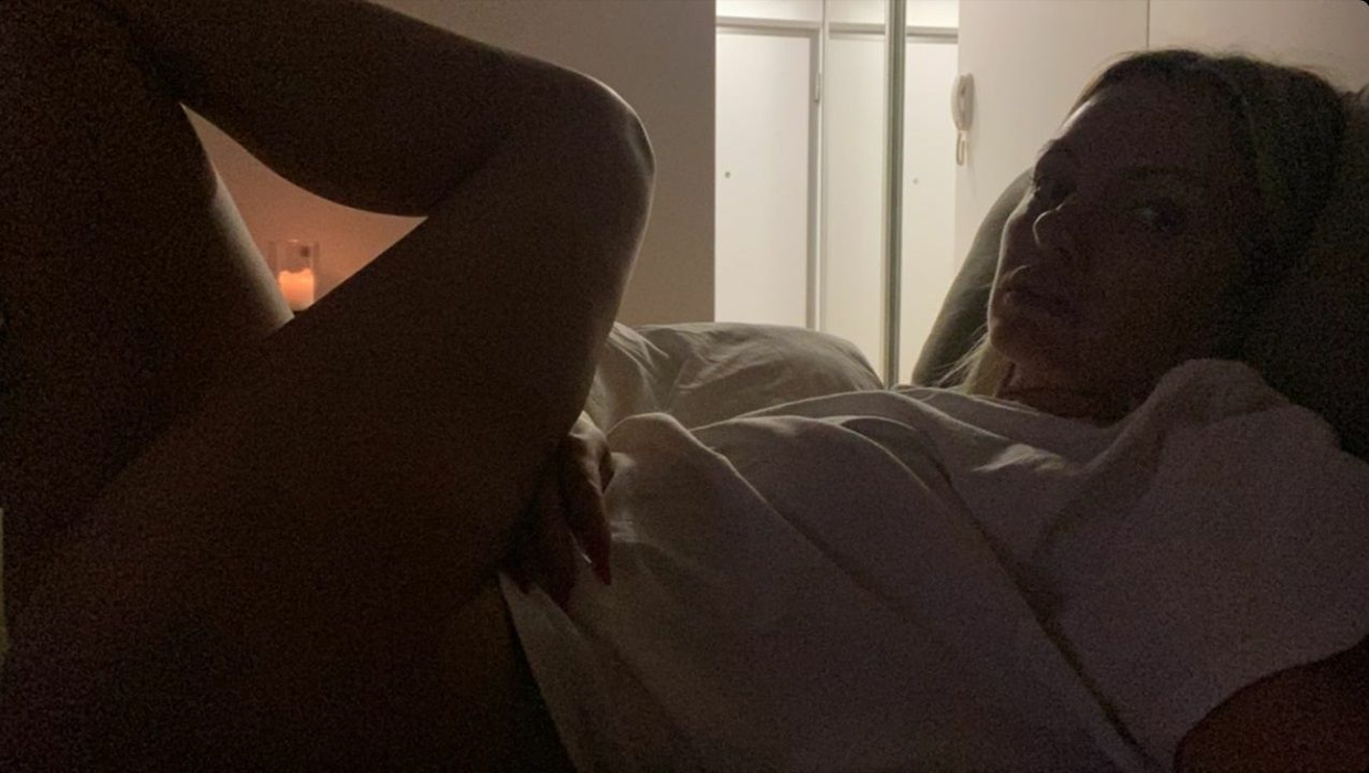 Alexandra Stan, imagine incendiară în pat, alături e iubit! Bărbatul s-a ascuns sub pătură