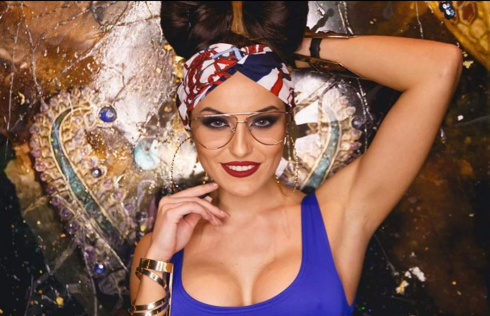 Frumoasa Roberta a fost arbitru de fotbal, dar a renunțat și a început să danseze la bară, în cluburi! Imagini hot