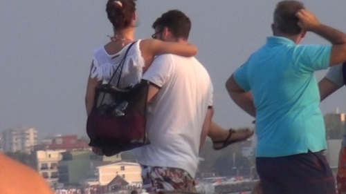 Baiatul de bani gata a facut-o lata! Scene uluitoare cu Victoras Micula la mare! S-a urcat pe mese si a ajuns pe mana Politiei!