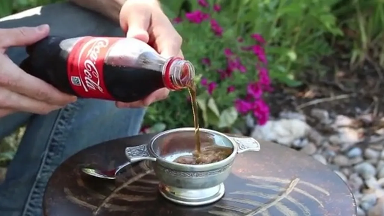 Experimentul care te va da pe spate! Toarna Cola intr-un pahar si sucul INGHEATA pe loc! Cum e posibil