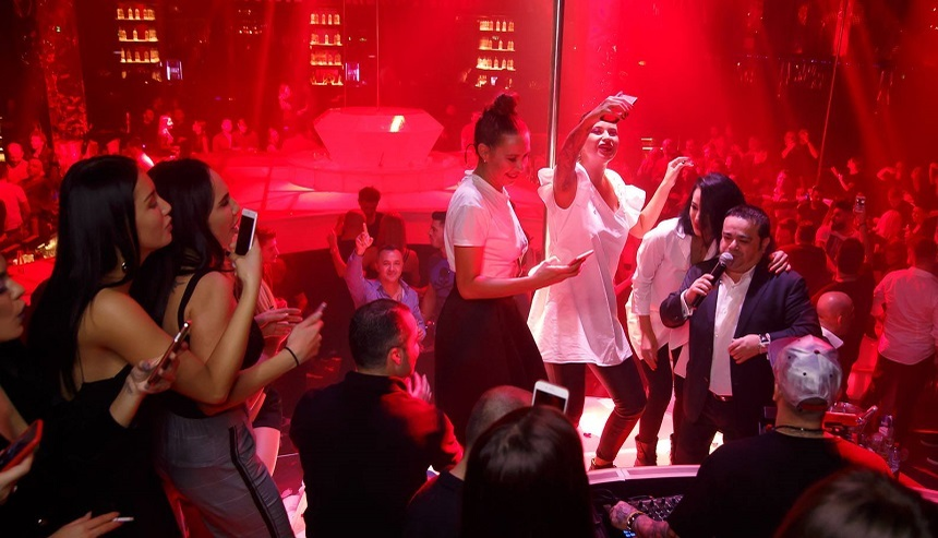 Adrian Minune a făcut senzaţie pe scena unui club de lux din Capitală. Animatoarele au…