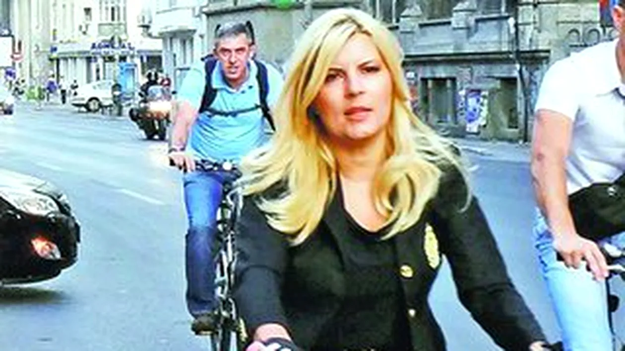 Ministrul Turismului a renuntat la masina! Elena Udrea, eleganta si pe bicicleta