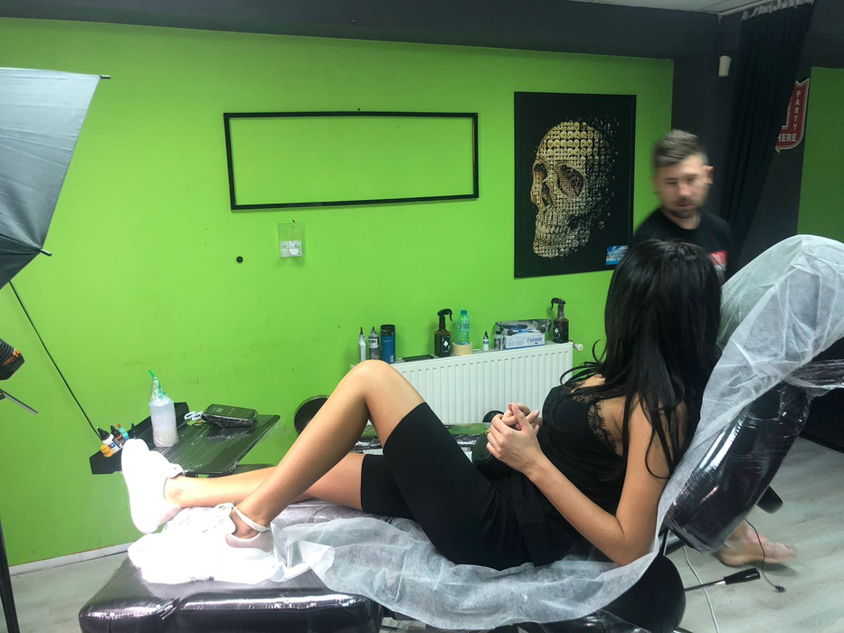 Anna Roman la salonul de tatuaj