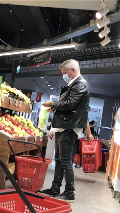 Dan Bittman nu crede în coronavirus, dar a ieșit cu masca la cumpărături