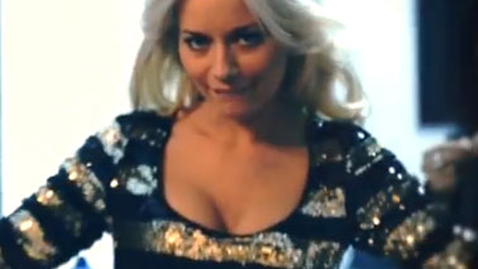 VIDEO Laura Cosoi, în rol de femme fatale pentru o reclamă la bijuterii. Uite cât de sexy e şi ce decolteu imens a avut la filmări