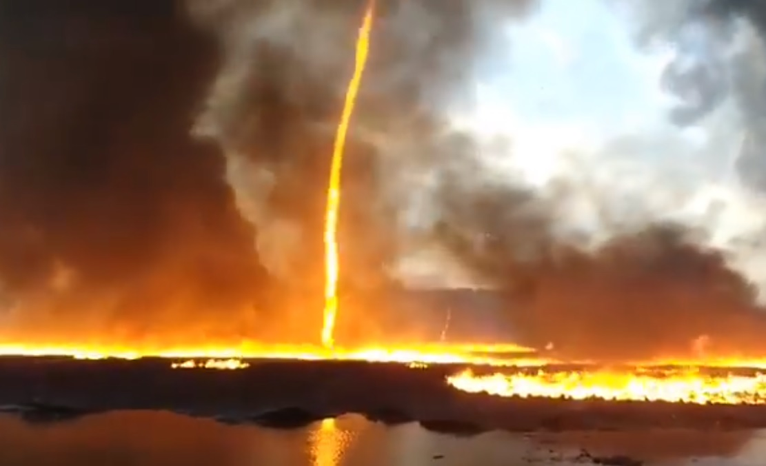 Un incendiu asemănător unei mini tornade a izbucnit într-o fabrică din Marea Britanie! VIDEO