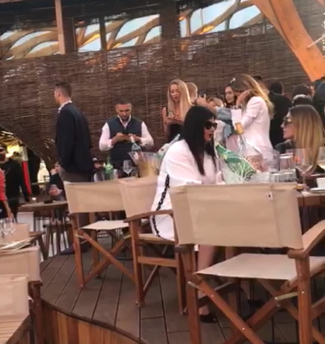 Bianca Drăgușanu alături de Tristan Tate și câțiva priteneni la Nuba