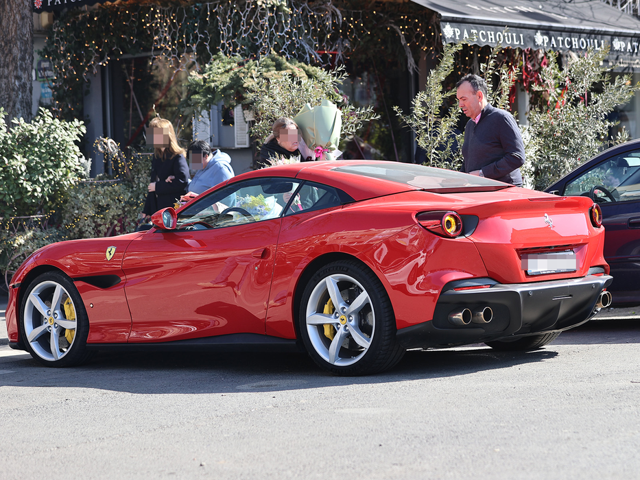 Filip Schwartz a umplut Ferrari-ul Portofino de flori