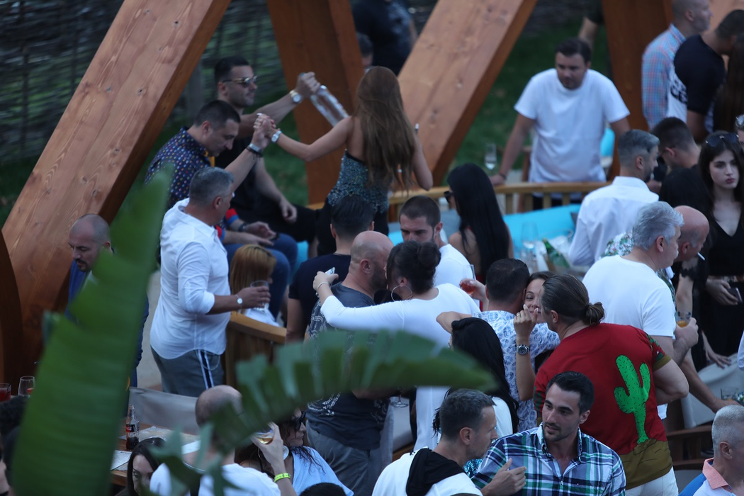 Cei trei celebri burlaci, în mijlocul clubului