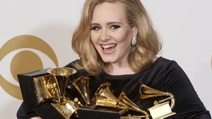 Premiile Grammy s-au decernat! Adele a castigat cele mai multe trofee! Vezi ce alti artisti s-au aflat alaturi de ea!