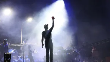 Incident HALUCINANT pe scenă! Un cântăreț renumit a CĂZUT din nou, în timpul concertului: „De ce o face des?”