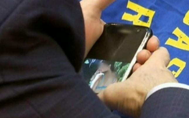 Un senator din Sibiu a fost surprins uitându-se la poze sexy, în timpul ședinței solemne din Parlament! Cum a reacționat când a fost întrebat la ce se uita pe telefon