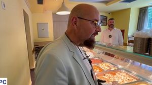 Ce a putut găsi Piedone într-o autoservire din București. Cum se face ciorba, de fapt, și cum e depozitată. Șeful ANPC a crezut că nu vede bine