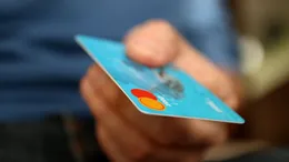 O prahoveancă de 27 de ani a găsit un card bancar pe o stradă din Bușteni. Ce și-a cumpărat, de 398 de lei