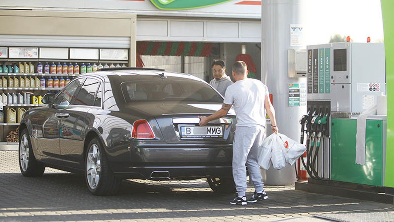 IMAGINI EXCLUSIVE cu bogătaşul japonez stabilit la Bucureşti de dragul unei românce. Samuraiul multimilionar a dat ”spargerea” într-o benzinărie din Băneasa cu Rolls-ul de 300.000 €