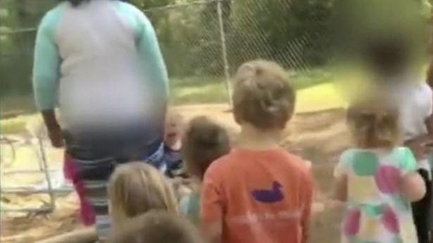 Educatoarea a pus copiii sa se bata cu pietre. Ce i-a facut unui baiat care a refuzat sa se supuna. Imagini VIDEO ireale, de la gradinita