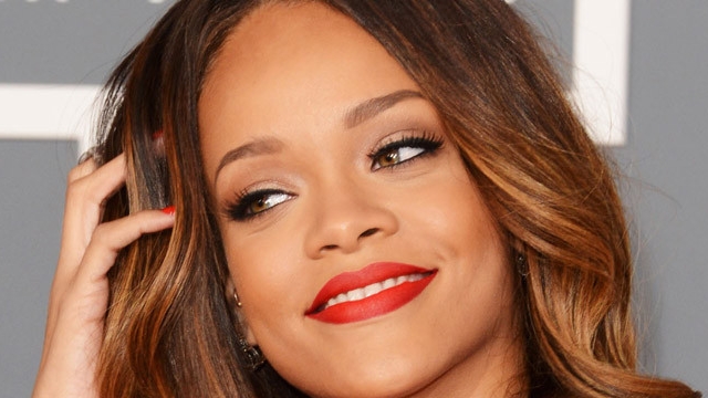 Rihanna si-a aratat sanii la un meci de baschet! Jucatorii si-au pierdut concentrarea cand au vazut-o asa!