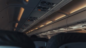 O nouă taxă pentru pasageri. O companie aeriană va cere bani pentru bagajul pus în compartimentul de deasupra