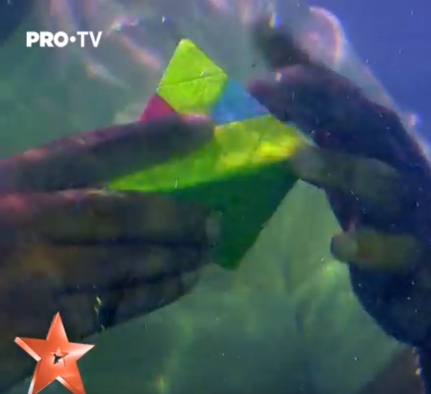 Încă un număr de senzație la Românii au talent: a intrat în bazin și a rezolvat sub apă 10… VIDEO