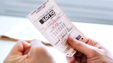 O femeie i-a cumpărat nepotului ei un bilet la loterie de ziua lui de naștere, apoi i-a cerut banii după ce a văzut că a fost câștigător