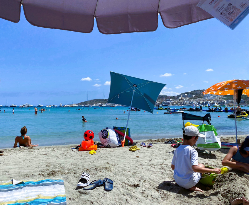 Așa arată un concediu de 8.200 lei în Malta! Ce au primit să mănânce doi turiști români în restaurantul unui hotel de 4 stele din Mellieha