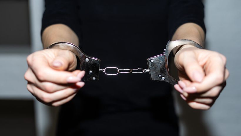 În urmă cu 40 de ani, o fetiță a dispărut fără urmă, la doar 3 ani! Acum, mama ei a fost arestată pe loc după ce a apărut