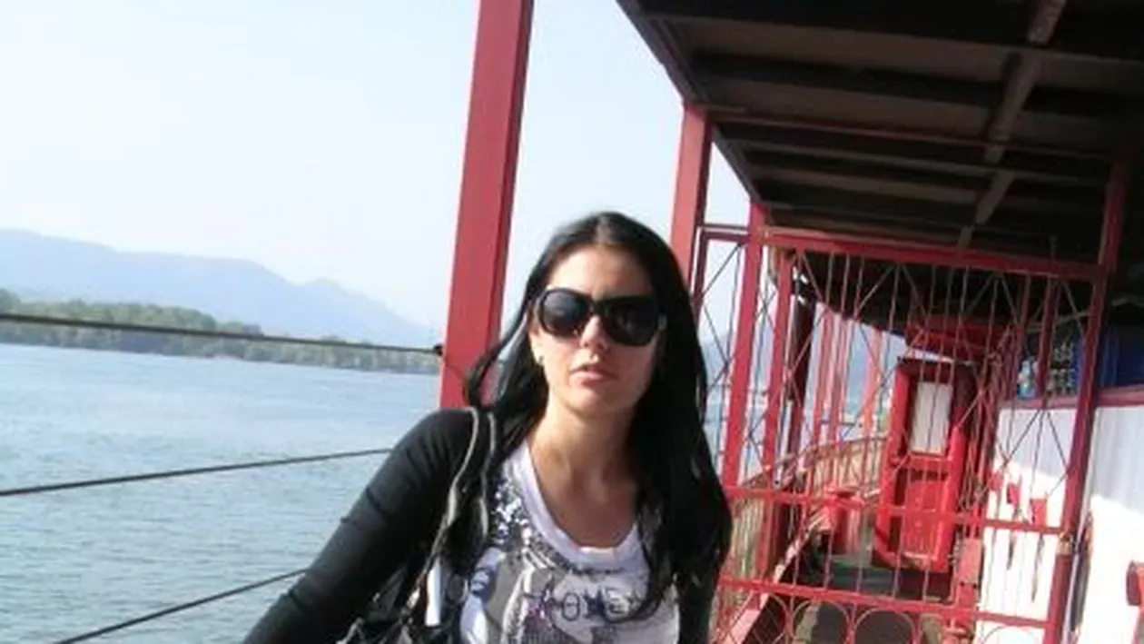 Sexy-escroaca din Mehedinti, cautata dupa ce a fugit cu 200.000 de euro! Pusese la punct un joc piramidal