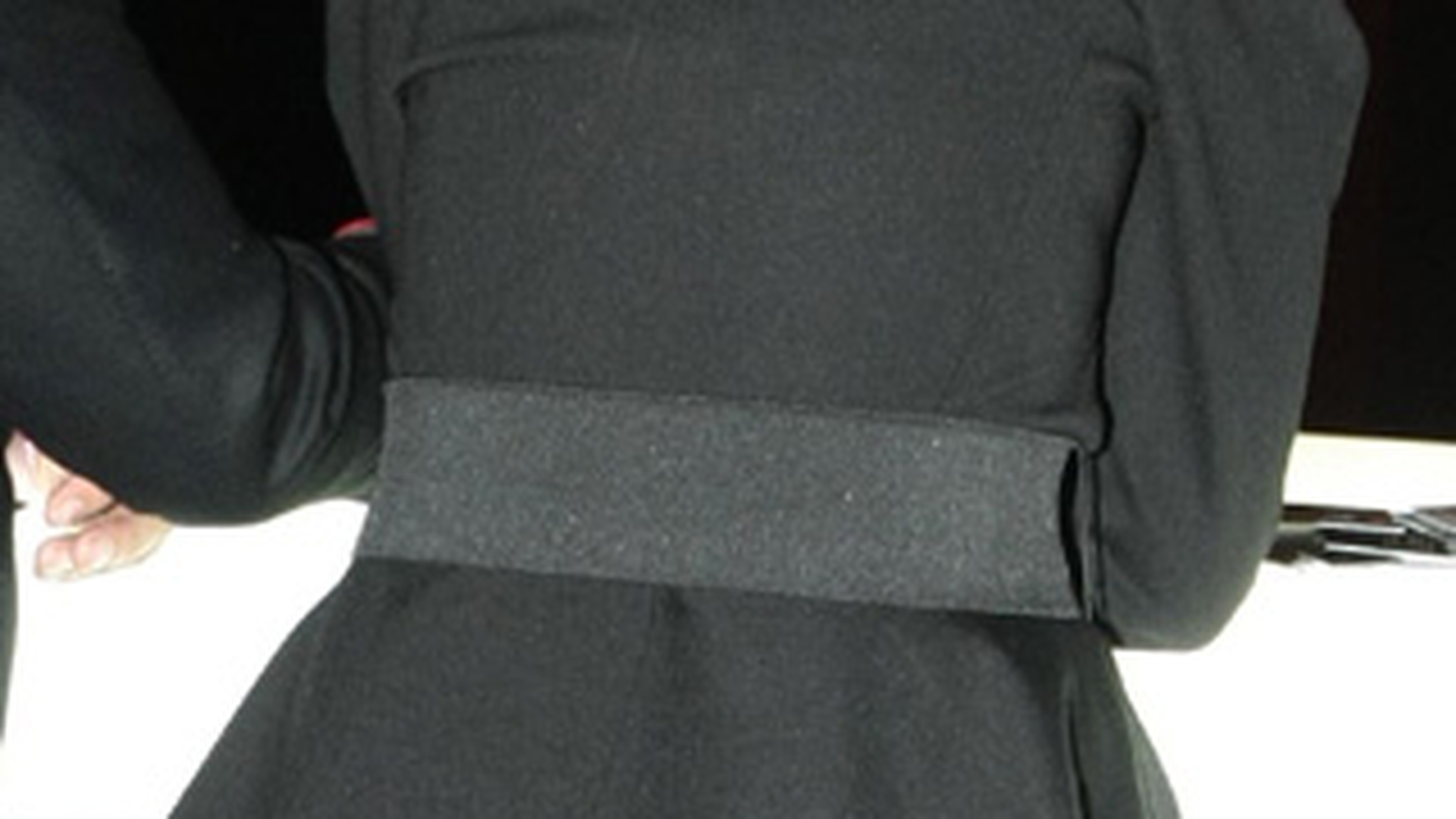 Cine crezi ca este aceasta eleganta bruneta, cu forme perfecte? Iubitul ei este un mare sportiv