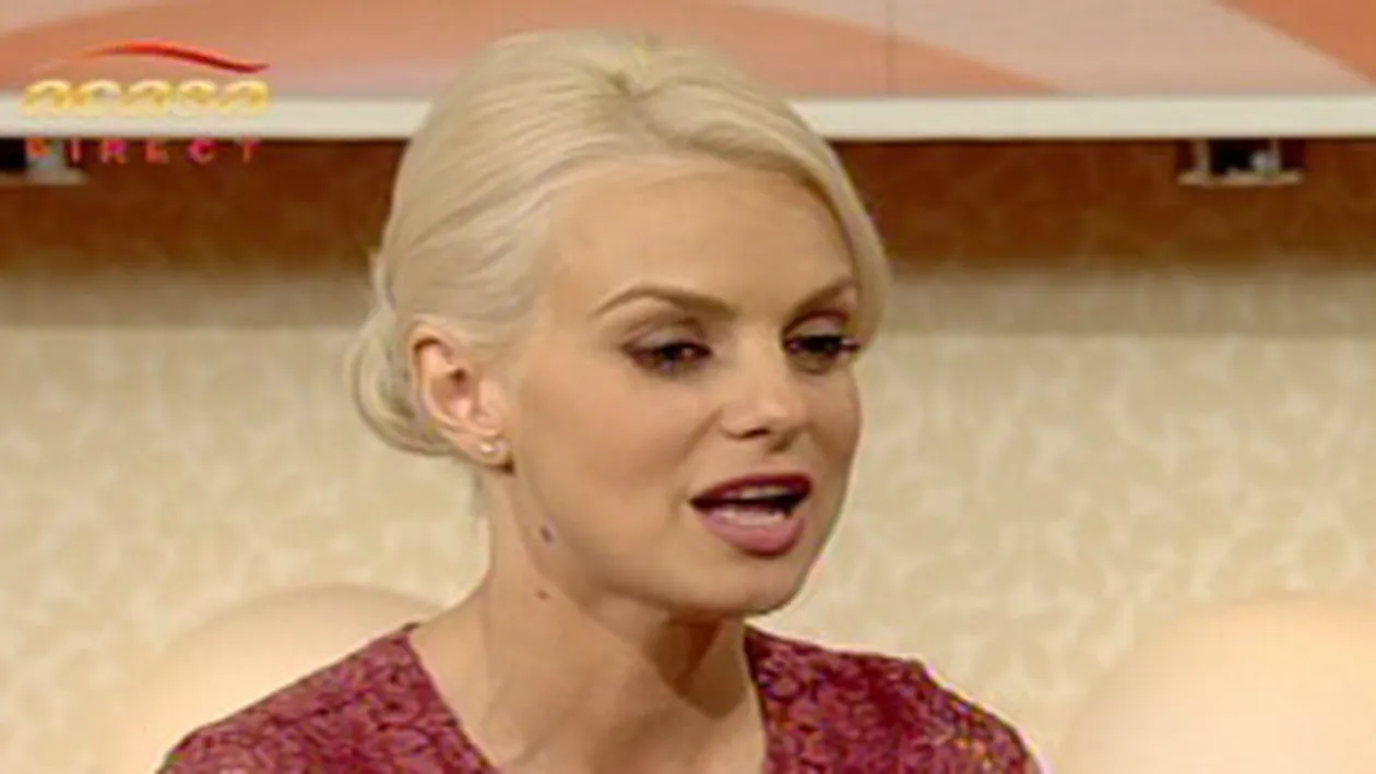 Jojo isi ia in serios rolul de mamica! Afla ce face pentru a-l convinge pe fiul ei de opt luni sa manance!