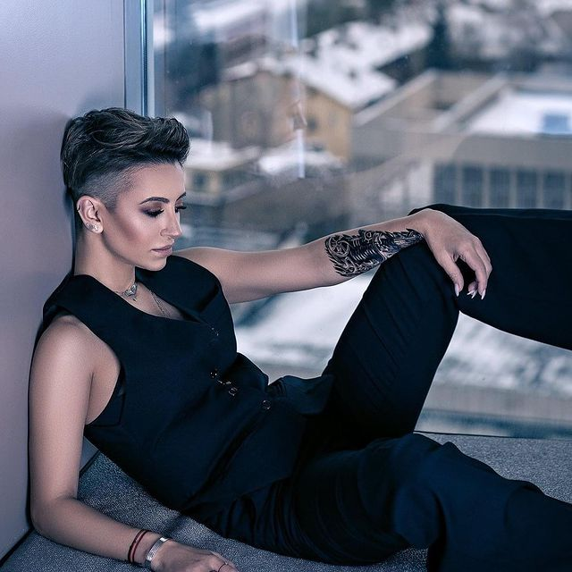 Cum arăta Giulia Anghelescu înainte să fie "atinsă" de bisturiu? Cântăreața s-a transformat, dar și-a asumat fiecare intervenție "bifată"!