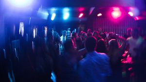 „Pericolele” din cluburile de pe litoral! Cum a fost găsită o tânără pe stradă. „Umbla dezbrăcată, sângerândă şi urla pe trotuar”