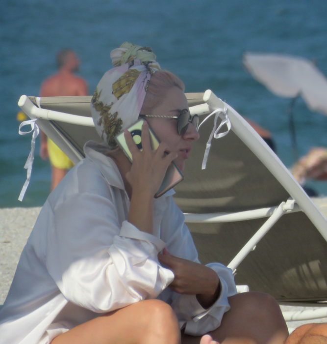 Artista a vorbit la telefon minute bune