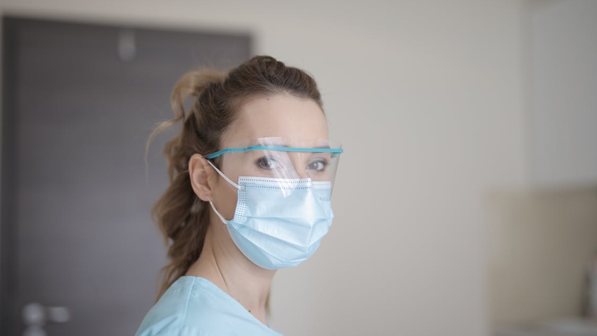 Aproape 2.000 de medici au fost suspendați pentru că au refuzat să se vaccineze anti-COVID