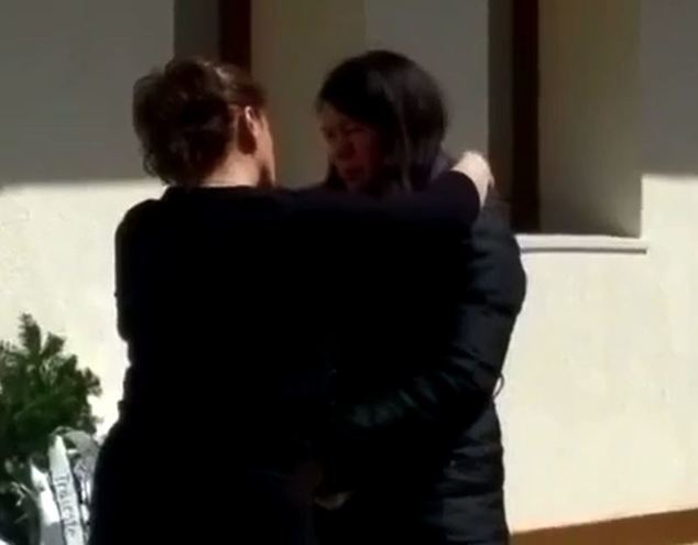 Mama fetiţei a fost distrusă de durere după ce şi-a pierdut fiica în avalanşă. Sursa foto: wowbiz.ro