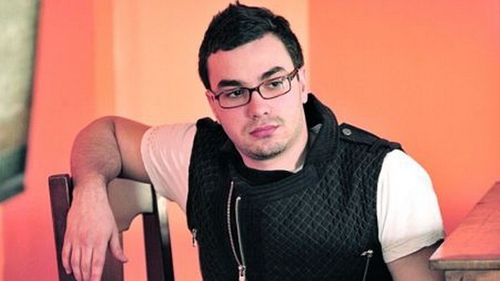 Va prezentam cel mai penibil episod din showbiz: Fratele lui Marius Moga, comportament de catelus in calduri cu fosta iubita!