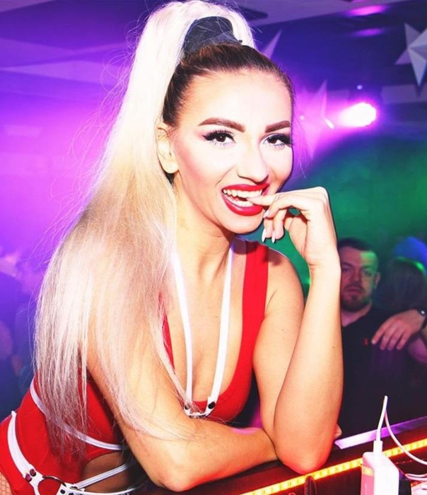 Blondina vrea să se reporfileze