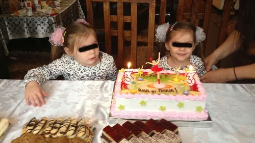 Ultimele imagini cu gemenele tinute ascunse de stareta care le-a adus pe lume! Ce se intampla cu fetele, dar si cu mama lor