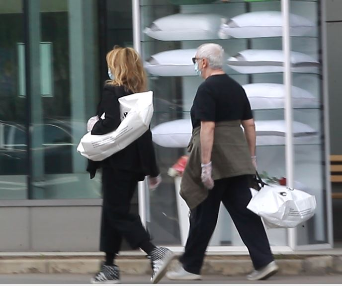Dan Chișu și Alina Chivulescu se îndreaptă spre supermarket