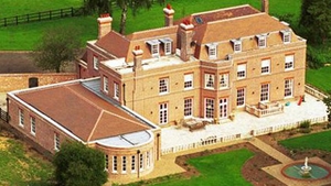 Probleme financiare? David si Victoria vand "Beckingham Palace" din Hertfordshire si o casa din Franta!