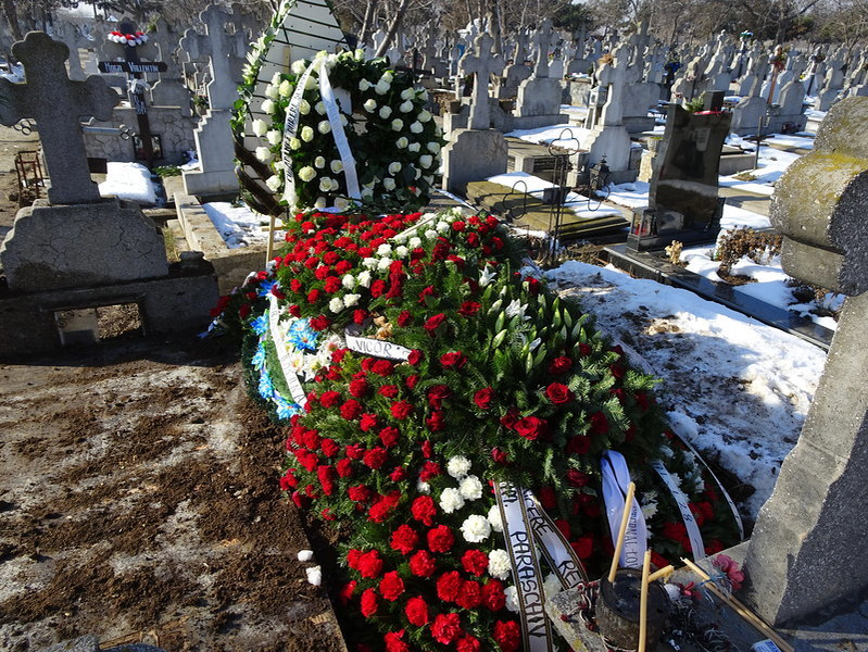 EXCLUSIV! Imaginile durerii! Victor Spirescu a fost înmormântat în cadrul unei ceremonii restrânse! Gestul sfâşietor făcut la groapă de mama lui