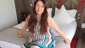 Oana Roman, în brațele unui bărbat celebru! A fost fotografiată în timp ce o pupa
