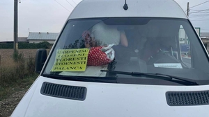 36 de călători s-au înghesuit într-un microbuz de 19 locuri: "Nici măcar aerul nu are loc să circule"