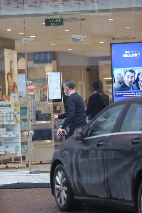 Laurențiu Reghecampf a avut de "onorat" o listă lungă la farmacie (Foto: CANCAN.RO)