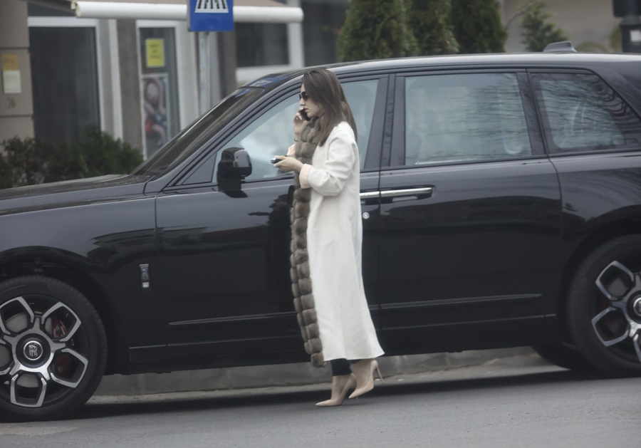 Alexandra Becali, alături de superbul Rolls (SURSA FOTO: CANCAN.RO)
